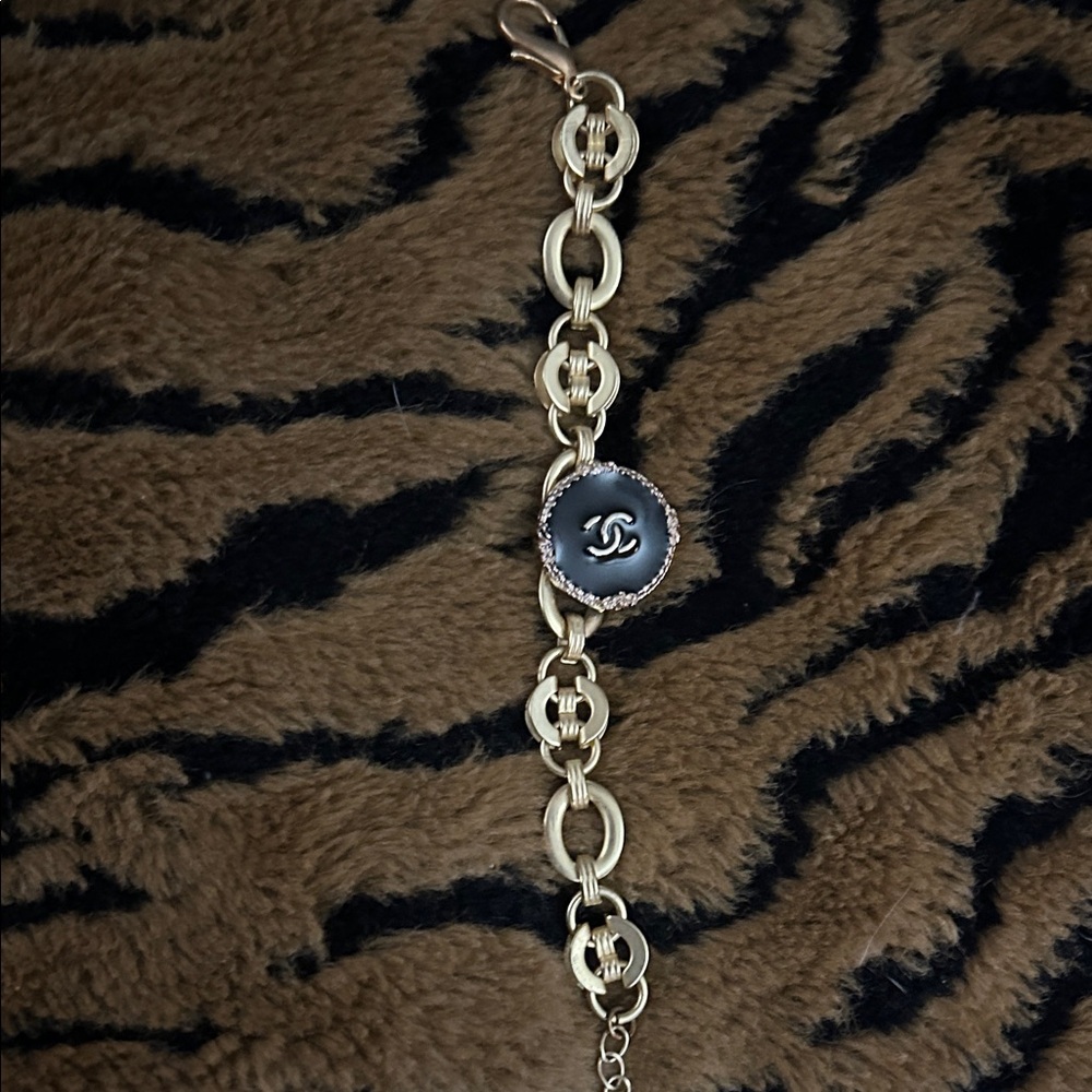 Gold plated woman’s beautiful link bracelet. This looks great on.
